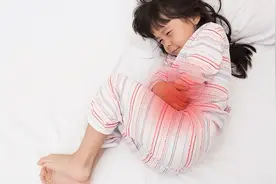女孩来初潮什么年龄才正常？妇产科专家：两点提醒，妈妈们要牢记图片