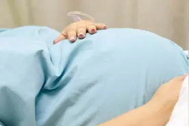 台湾确诊孕妇挤床医院无床可收，台大医生：未来生产恐住不了院图片