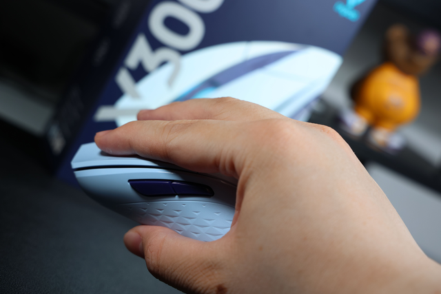 【中小手必备游戏神器】雷柏V300W双模无线RGB游戏鼠标开箱评测！