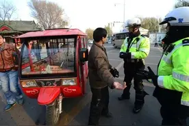 老年代步车上不了牌？这两款燃油三轮车，都能上牌照图片