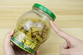 今天才知道，罐头盖上竟然有个“小机关”,只需轻轻一拍就能打开图片