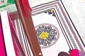 收废品大叔收到地毯后 铺到老顾客店门口…图片