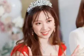 甄子丹女儿成人礼太夸张，豪华酒店开party，穿低胸礼服身材好图片