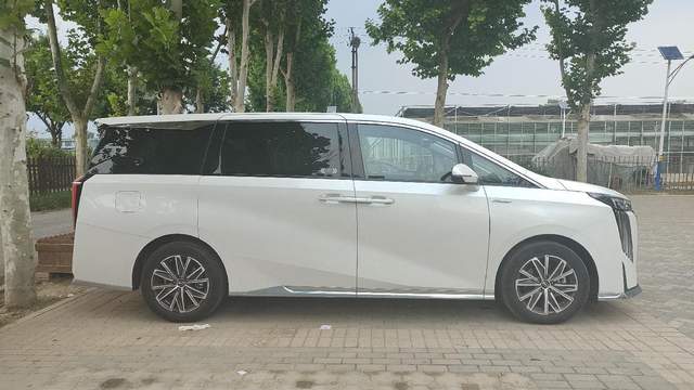国产高端MPV领军者！试驾传祺新一代M8大师版