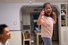 不放弃的天使，瘫痪小女孩含泪复健，两年后成功站起图片