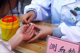 测血糖扎这个手指结果最准确！不然都白扎了，糖友别不当回事图片