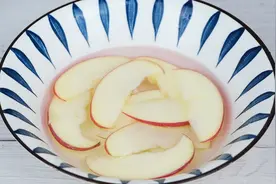 苹果切片泡盐水，真是厉害，解决了很多人的烦恼，早点知道就好了图片