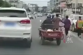 汽车与三轮车发生剐蹭，车皮被刮开，大爷淡定离去，留车主原地发呆图片