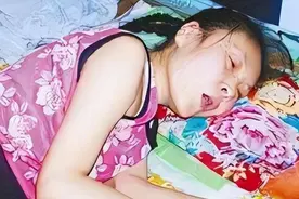 89年，河北女孩被亲哥打2巴掌后，假装瘫痪20年，最后被监控打脸图片