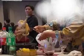 大妈吃席打包整只鸡，同桌笑到颤抖！直呼：名场面！图片