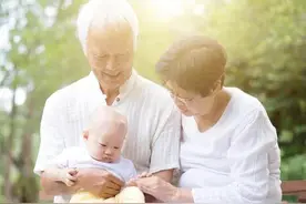 长大后才明白，奶奶和外婆的区别，并不在于“传统观念”图片