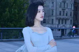 东方明珠下的靓丽女神图片