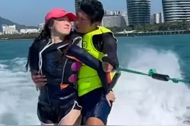 杜江霍思燕三亚冲浪，甜蜜接吻不受风波影响，杜江搂紧老婆好亲密图片