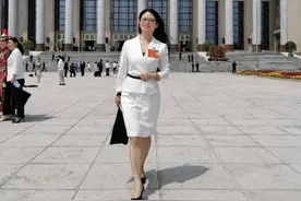 趴着睡对孩子的健康不利，人大代表：为学生午休躺着创造条件图片