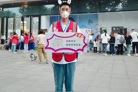 给更多“毛孩子”找到家！35岁义工青年与他救助流浪猫的1900天图片