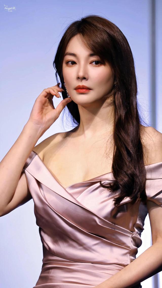 张雨绮这是胖了吗!穿深v粉色露肩连衣裙,远远看去像极了宋慧乔