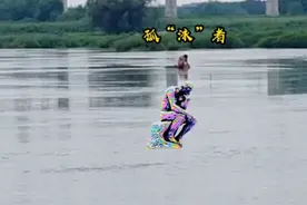 江西吉安 男子下河洗澡被困，后背的文身亮了图片