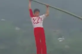 广西一景区杂技演员高空演出坠落，竹竿突然断裂人落水，景区回应：这是他想要的效果，动作也是设计好的图片