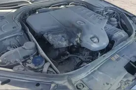 奔驰车发动机零部件高温引发火灾，4S店称与质量问题无关图片