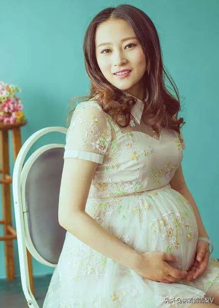 情感故事：45岁男人出轨美貌秘书，拿到离婚证时却哭得像个孩子