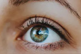 谁能帮我解释下为啥照照片时一个眼大一个眼小，平时看着正常图片