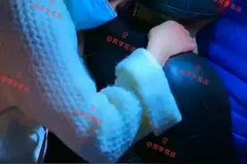 又一女生酒后失态，问出租车师傅是否相信爱情，回答：车上吐200图片