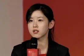 章泽天大学素颜照被疯传！满脸雀斑还单眼皮，与现在简直判若两人图片