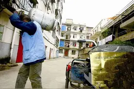 2011年，老汉扛煤气罐供弃婴读博士，生母欲拿50万认回，结局如何图片