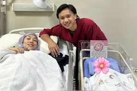 33岁歌手茜拉再婚生女，晒产后一家三口合照，小7岁丈夫喜极而泣图片