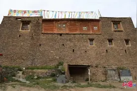 “江源玉树·人文称多”：神秘壮观的“布由嘉国”藏式古碉楼图片