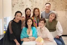 叶倩文现身港姐生日会，满头白发皮肤光滑，与郭晶晶婆婆抢镜寿星图片