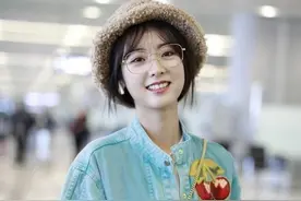 邢菲私下里好可爱啊，带着毛绒渔夫帽，看着跟学生差不多大图片