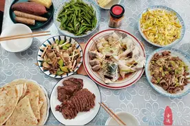 新的一年到来了，全家人围坐在一起吃顿家常饭菜，却美在心里图片