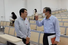 西译校级领导“四不两直”听课指导思政课教学图片