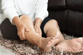 腿抽筋的 5 个原因和快速止痛的 3 种方法图片