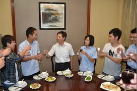 提醒中年人：请客喝酒，三种酒切记别拿上桌，花冤枉钱伤感情图片