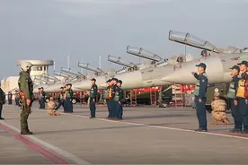 空军某旅新年开训！某旅歼-16整齐列阵一眼望不到头图片