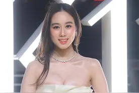 23岁何超欣现身时装秀，穿着成熟大秀身材，长发飘逸尽显优雅知性图片