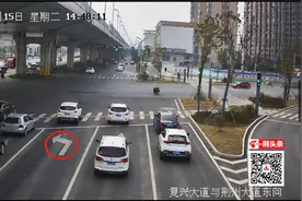网友：荆州这些左转道跑右边去了！咋回事？图片