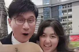 广东台主持人任永全手捧鲜花迎接女儿走出考场，网友纷纷送上祝福图片
