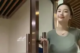 当女生和男生一起吃饭时，面对感兴趣和不感兴趣的男生区别图片