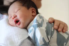 0-3个月宝宝拍嗝太重要！4种新生儿拍嗝正确姿势，你做对了吗图片