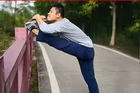 中老年人经常压腿、拉筋，是否有好处？提醒：了解后再锻炼更好图片