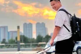 画面超暖！赤峰第一只导盲犬出镜图片