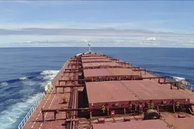 船在深海航行，遇上海面不明黑影，船长异常紧张，只见有东西上船图片
