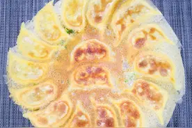 煎饺好吃有技巧，这样做不粘锅不糊底，金黄香酥咬一口还爆汁图片