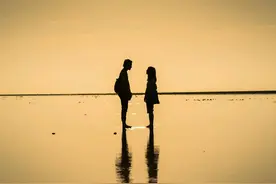 60岁的婆婆卧床不起，儿媳执意将她送入养老院：我真不愿意孝顺她图片