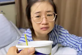 江苏女孩连拔4颗智齿后住院，闺蜜热心每天看望，网友：太损了图片