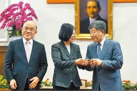 台湾政治金童赵少康问蔡英文：中国解放军兵临城下，你会逃吗？图片