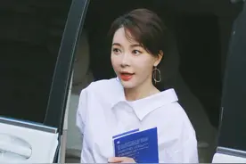 中年女人：为什么劝你穿衬衫不要塞进裤腰，看46岁陈数就明白了图片